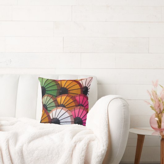 Parapluies multicolores: marché de Luang Prabang クッション (ソファ)