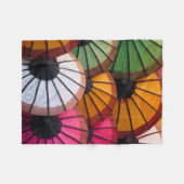 Parapluies multicolores : marché de Luang Prabang フリースブランケット (正面(横))