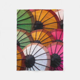 Parapluies multicolores : marché de Luang Prabang フリースブランケット