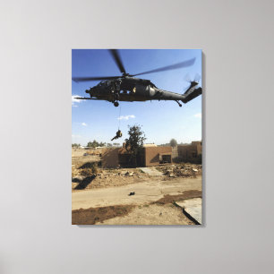 pararescuemanはHH-60 2から懸垂下降します キャンバスプリント