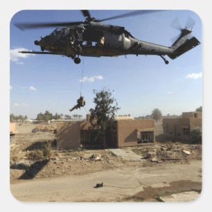 pararescuemanはHH-60 2から懸垂下降します スクエアシール