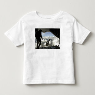 Pararescuemenはa.c. - 130の背部を素早く書き留めます トドラーTシャツ