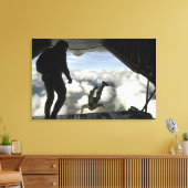 PararescuemenはC-130の背面からジャンプ キャンバスプリント (インサイチュ (リビング))