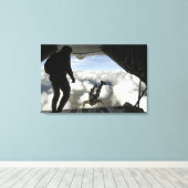 PararescuemenはC-130の背面からジャンプ キャンバスプリント (インサイチュ (ウッドフロア))