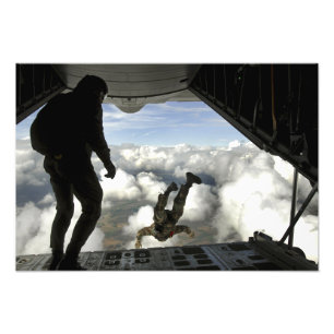 PararescuemenはC-130の背面からジャンプ フォトプリント