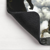 PararescuemenはC-130の背面からジャンプ マウスパッド (コーナー)