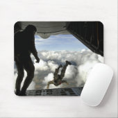 PararescuemenはC-130の背面からジャンプ マウスパッド (マウス)