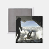 PararescuemenはC-130の背面からジャンプ マグネット (正面/裏面)