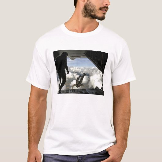 PararescuemenはC-130の背面からジャンプ Tシャツ (正面)