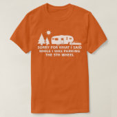 Parking the Camper  5th Wheel Camping RV Vacation  Tシャツ (デザイン正面)