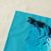 Parrot portrait on a turquoise background ビーチタオル (インサイチュ)