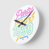 Party Like It’s 1999®™ – ネオンの電圧 ラウンド壁時計 (傾斜)