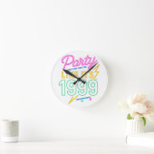 Party Like It’s 1999®™ – ネオンの電圧 ラウンド壁時計 (ホーム)