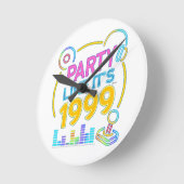 Party Like It’s 1999®™ – ネオンサウンドトラック ラウンド壁時計 (傾斜)