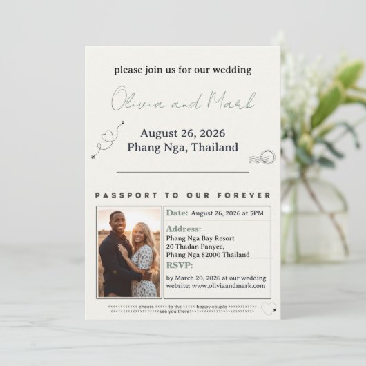 Passport RSVP Card – Sage & Beige | Rustic 招待状 (スタンド正面)