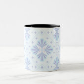 Pastel Blue Geometric Floral Repeat Pattern  ツートーンマグカップ (中央)
