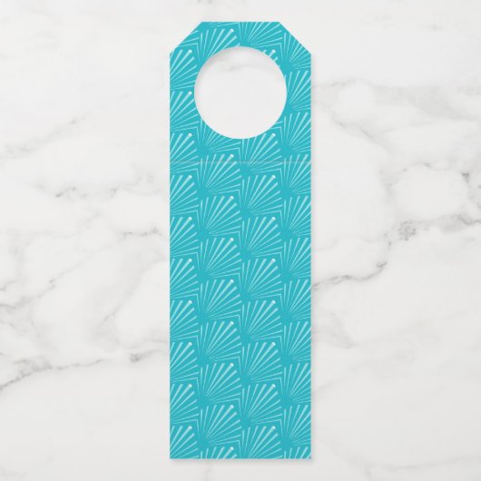 Pastel Blue Seashell Silhouette Diagonal Lines Art ボトルネックタグ (正面)