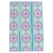 Pastel Dream Boho Geometric Kaleidoscope ミディアムペーパーバッグ (裏面)