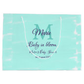 Pastel green baby in bloom monogram baby shower te ラージペーパーバッグ (裏面)