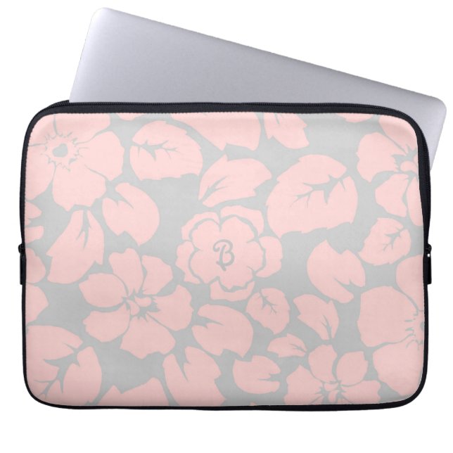 Pastel Pink and Grey Floral Monogram ラップトップスリーブ (正面)