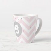 Pastel Pink Chevron and Dots Grey Monogram カフェラテマグ (右アングル)