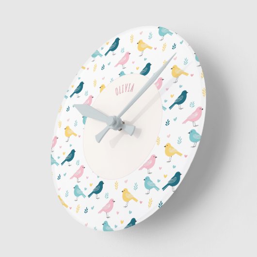 Pastel Scandi Birds Pattern Custom Name Nursery ラウンド壁時計 (傾斜)