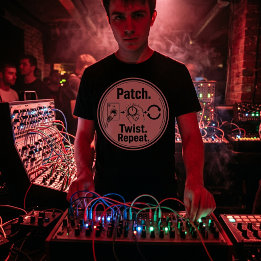 Patch Twist Repeat. – Modular-Synthesizer Tシャツ