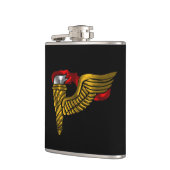 Pathfinder Badge フラスク (左)