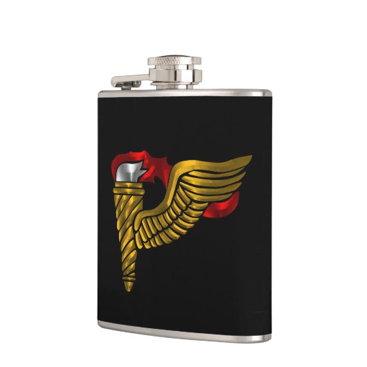 Pathfinder Badge フラスク (左)