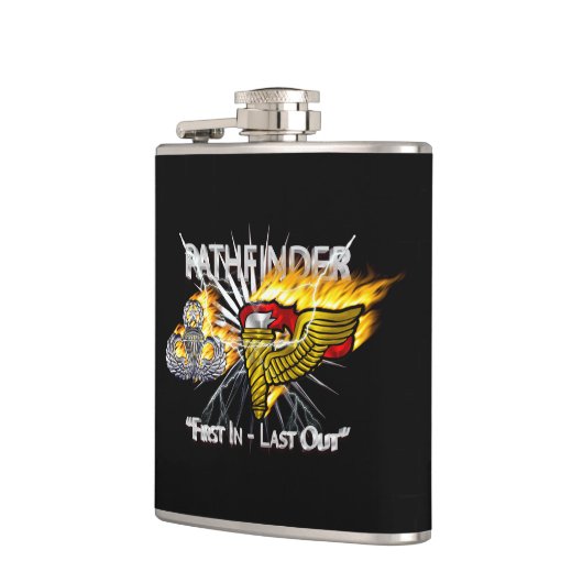 Pathfinder First In Last Out フラスク (左)