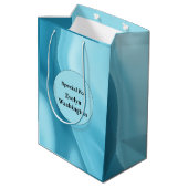 Patina Blue Soft Glow Gradient Abstract ミディアムペーパーバッグ (裏面アングル)