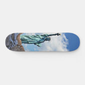 Patineta Estatua De La Libertad Con Cielo Nublado スケートボード (横)