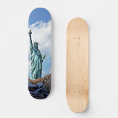 Patineta Estatua De La Libertad Con Cielo Nublado スケートボード (正面)