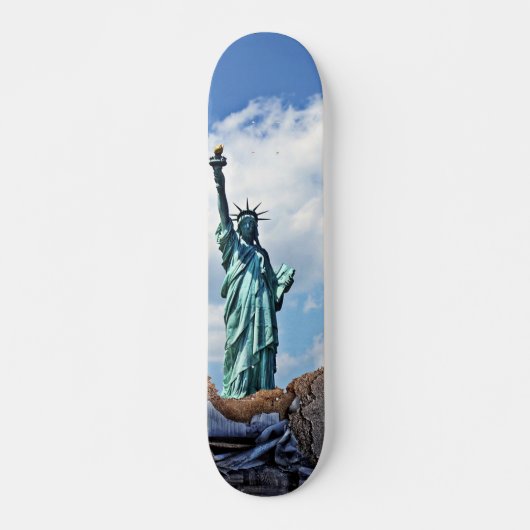 Patineta Estatua De La Libertad Con Cielo Nublado スケートボード (正面)