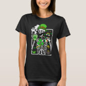 Patrick's Day Skeleton Shamrock Skull Drinking Cof Tシャツ (正面)