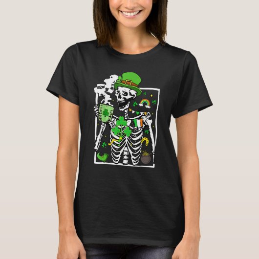 Patrick's Day Skeleton Shamrock Skull Drinking Cof Tシャツ (正面)