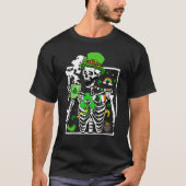 Patrick's Day Skeleton Shamrock Skull Drinking Cof Tシャツ (正面)