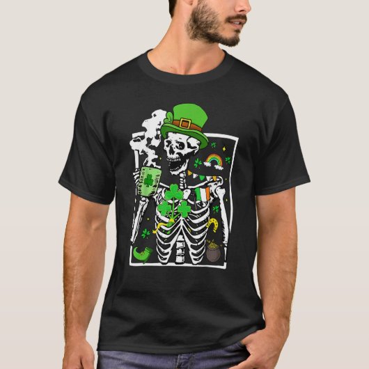 Patrick's Day Skeleton Shamrock Skull Drinking Cof Tシャツ (正面)