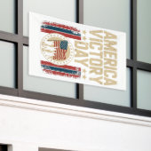 Patriotic America Victory Day Emblem with Soldiers 横断幕 (ビルの外側)