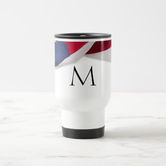 Patriotic American Flag Monogrammed Initial トラベルマグ (中央)