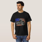 Patriotic American Motorcycle Rider Gift US Flag B Tシャツ (正面フル)