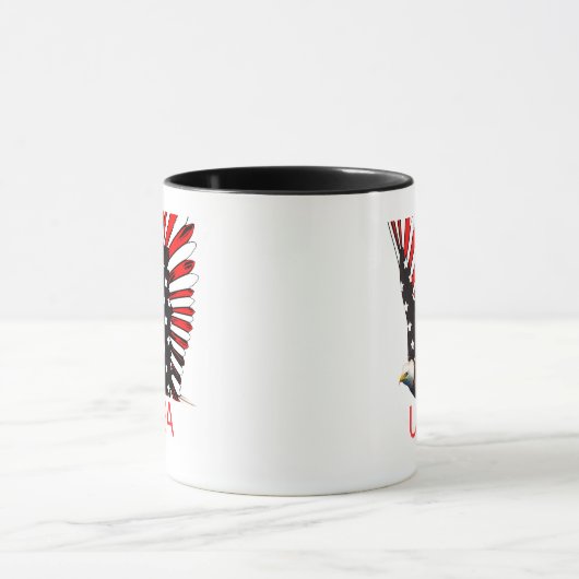 Patriotic Bald Eagle Flying Design マグカップ (中央)
