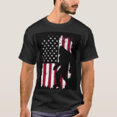 Patriotic Bigfoot American Flag Tシャツ (正面)