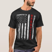 Patriotic Dad Promoted To Daddy Est 2025 New Dad 2 Tシャツ (正面)