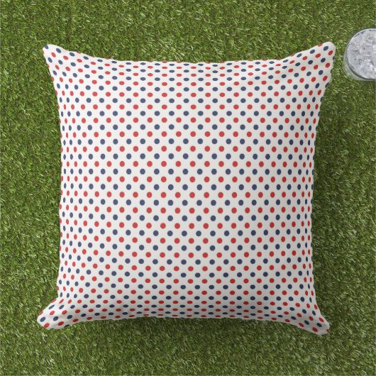 Patriotic Dots Outdoor Pillow アウトドアクッション (芝生)