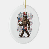 Patriotic Sasquatch Fireworks Vintage Engraving De セラミックオーナメント (右)
