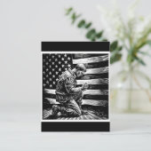 Patriotic Soldier Holding US Flag Postcard シーズンポストカード (スタンド正面)