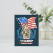 Patriotic Soldier Holding US Flag Postcard シーズンポストカード (スタンド正面)