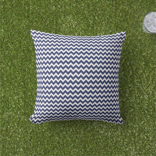 Patriotic Stripes Outdoor Pillow アウトドアクッション (芝生)