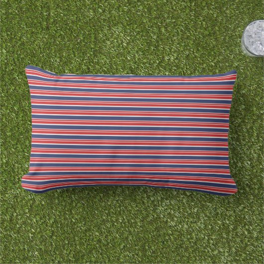 Patriotic Stripes Outdoor Pillow アウトドアクッション (芝生)